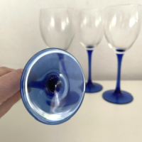 4 Wijnglazen donker blauwe voet